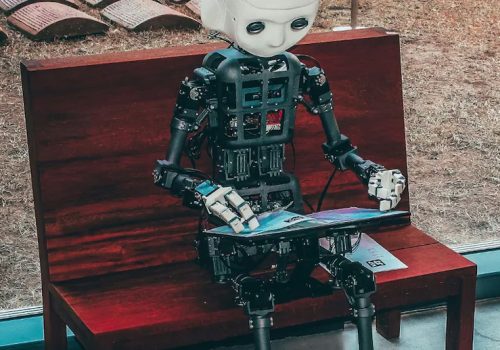 भारतीय विद्यार्थीले बनाए ‘एआई कुर्सी’, निर्वाचित नेताहरुलाई चुनावी वाचा सम्झाउने