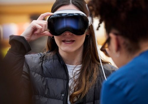 एप्पलले एआई चश्मामा ध्यान केन्द्रित गर्न भिजन प्रोको नयाँ संस्करणलाई रोकेको रिपोर्ट