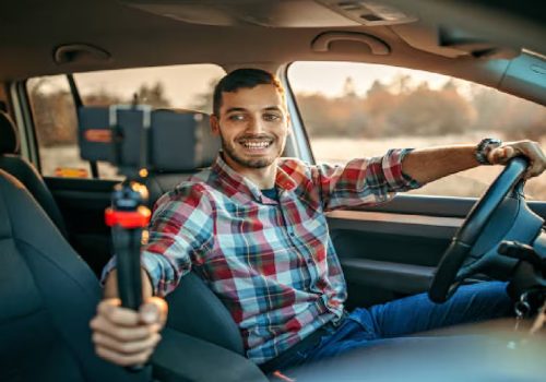 भारतको केरला राज्यमा गुडिरहेको गाडीमा भ्लगिङ्ग गर्न रोक, भारी जरिवाना लगाइने