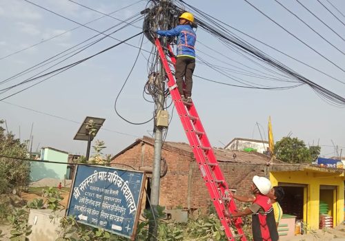 धनगढी नगरपालिकाले अव्यवस्थित इन्टरनेट तथा केबल टिभीका तारहरु हटाउँदै