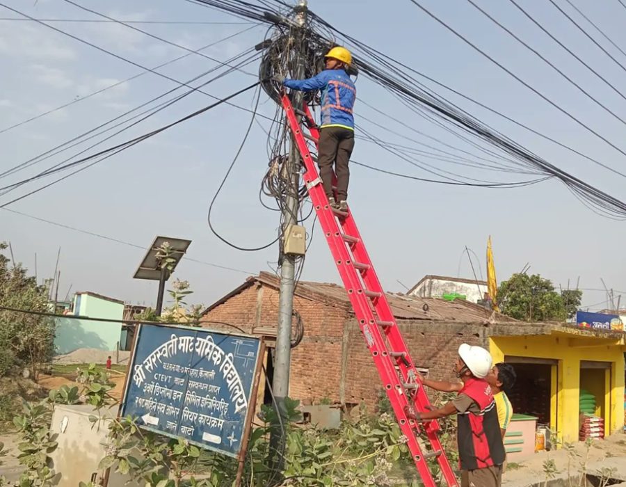 धनगढी नगरपालिकाले अव्यवस्थित इन्टरनेट तथा केबल टिभीका तारहरु हटाउँदै