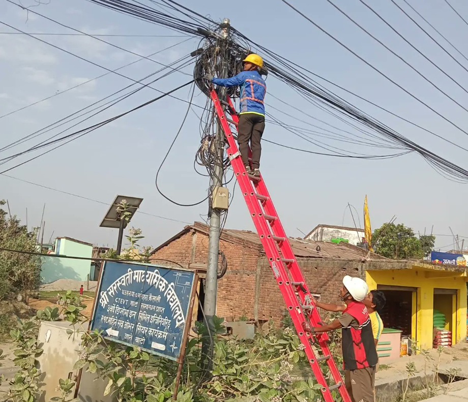 धनगढी नगरपालिकाले अव्यवस्थित इन्टरनेट तथा केबल टिभीका तारहरु हटाउँदै