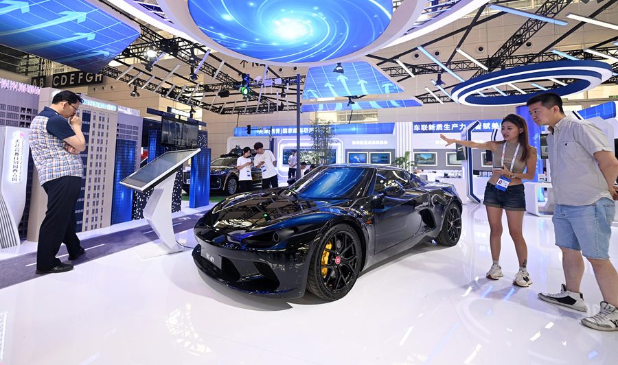 चीनमा आयोजित विश्व इन्टेलिजेन्स एक्स्पोमा प्रदर्शन गरिएको इलेक्ट्रिक स्पोर्ट्स कार