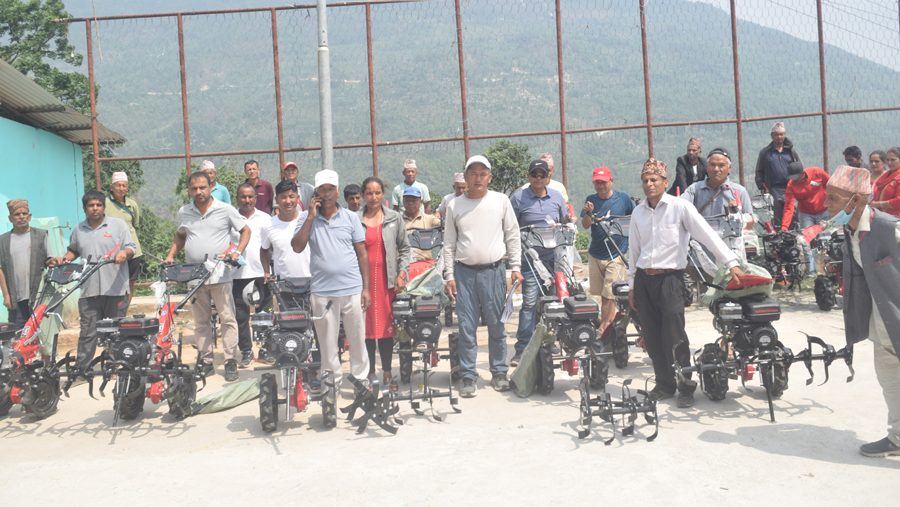 कृषि प्रविधिलाई आधुनिकीकरण गर्दै कृषकलाई हाते ट्र्याक्टर वितरण