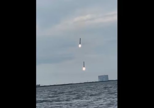 भूउपग्रह प्रक्षेपण पछि स्पेसएक्सका २ रकेट बूस्टरहरू यसरी एकसाथ फर्किए