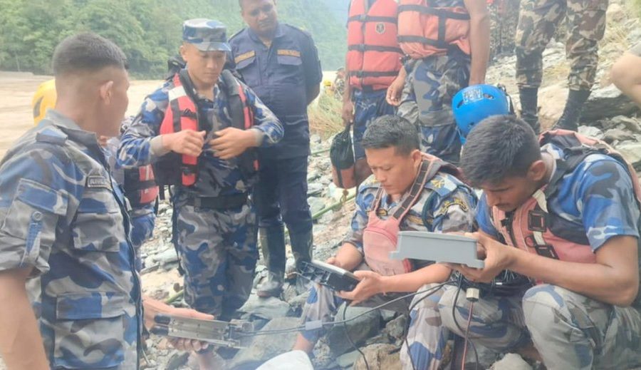 त्रिशूलीमा हराएका दुई बस खोज्न वाटर ड्रोन र क्यामरा प्रयोग