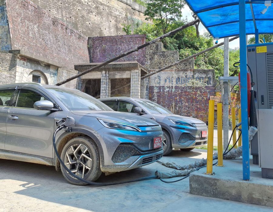 गत आवमा वीरगञ्ज भन्सारबाट ईभीको तुलनामा इन्धनबाट चल्ने सवारी साधनको आयात धेरै