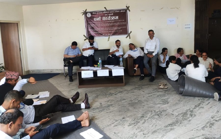 नेपाल दूरसञ्चार प्राधिकरण, स्वतन्त्र कर्मचारी युनियनले अध्यक्षको कार्यकक्ष अगाडि शुरु गर्यो धर्ना