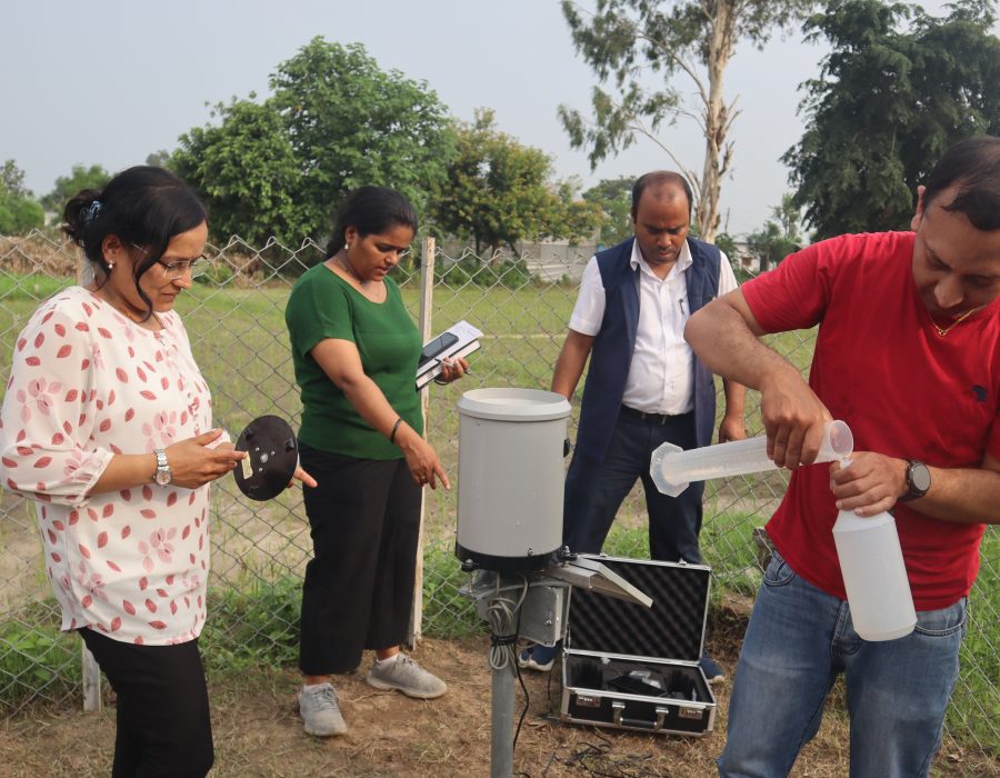 कञ्चनपुरमा भएको ‘रेकर्ड ब्रेक’ वर्षा भएपछि वर्षा मापन केन्द्रका उपकरणहरुको जाँच गरिँदै