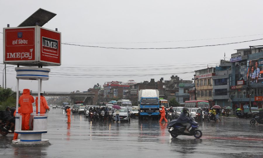 निरन्तर परेको मनसुनी वर्षामा पानीले भिजेको आफ्नो फोनलाई यसरी जोगाउनुहोस्