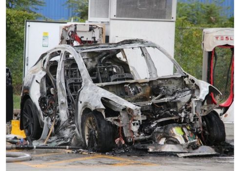 टेस्ला मोडल वाई अमेरिका स्थित सुपरचार्जिङ स्टेशनमा चार्ज गर्ने क्रममा आगजनी