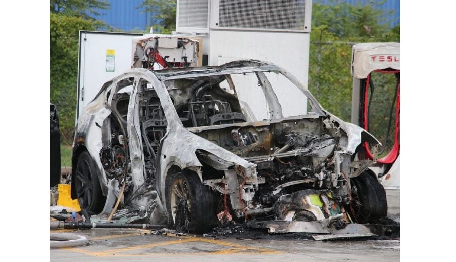 टेस्ला मोडल वाई अमेरिका स्थित सुपरचार्जिङ स्टेशनमा चार्ज गर्ने क्रममा आगजनी