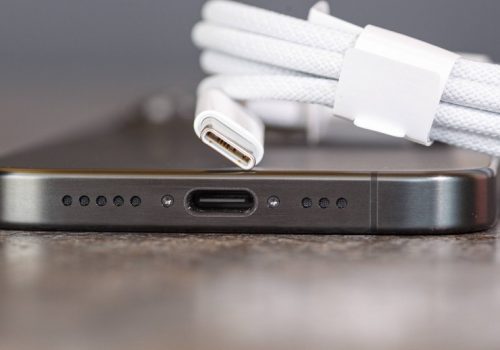आईफोन १६ सिरिजले फास्टर केबल चार्जिङ समर्थन गर्ने