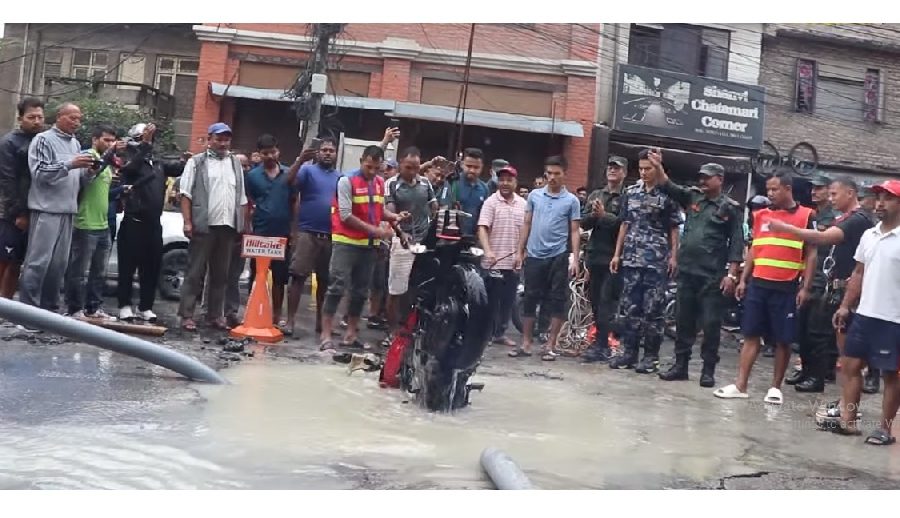 सडकको खाल्डोमा प्यासेन्जर सहित खसे पठाओ चालक