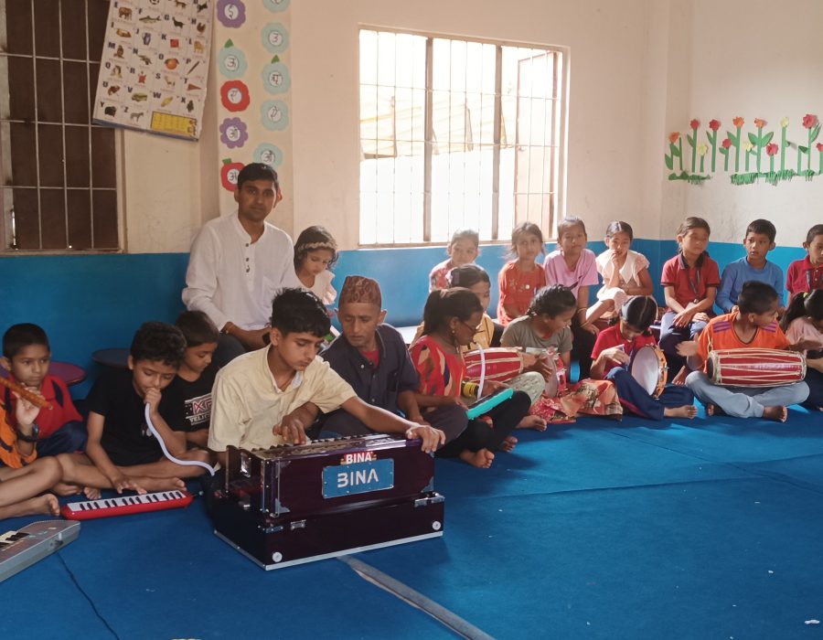 मोबाइल हेर्ने बानी हटाउन बालबालिकालाई सङ्गीत कक्षा