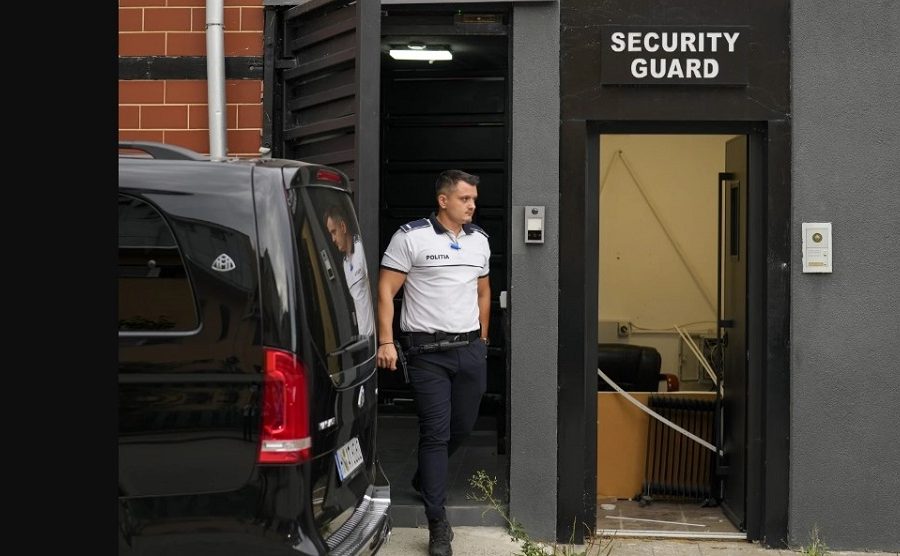 नाबालिग सम्बन्धी सुराग पाएपछि इन्टरनेट इन्फ्लुयन्सर एण्ड्र्यू टेटको घरमा प्रहरी छापा