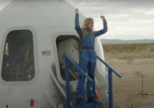 सबैभन्दा कम उमेरकी अन्तरिक्षयात्रीलाई ‘कार्मन लाइन’ पार गराएर ब्लू ओरिजिनद्वारा कीर्तिमान