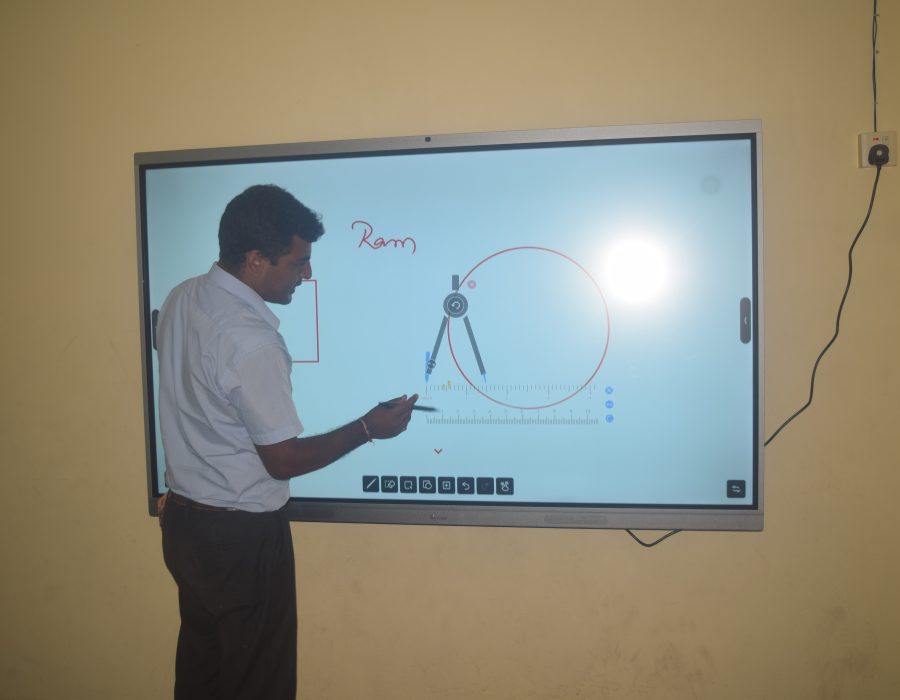 पुरस्कारको रकमबाट विद्यालयमा ‘इन्टरएक्टिभ टचस्क्रिन स्मार्ट बोर्ड’ जडान