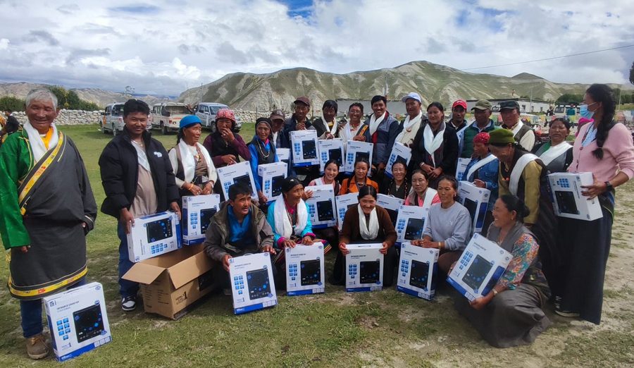 लोमान्थाङका दुई सय १० परिवारलाई विद्युतीय चुलो वितरण