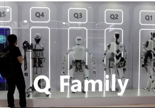 विद्युतीय सवारी निर्माण गर्ने चिनियाँ फ्याक्ट्रीमा रोबोटले मानिसलाई विस्थापित गर्ने खतरा