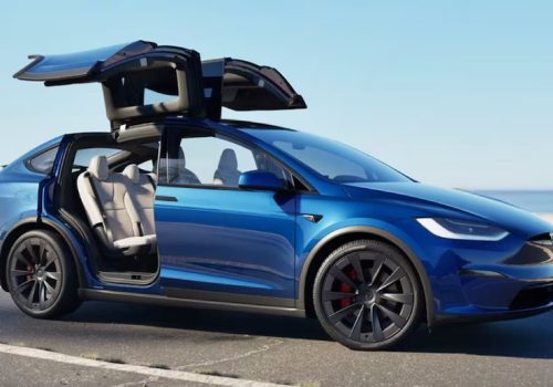 टेस्लाले नौ हजारभन्दा बढी संख्यामा मोडल एक्स रिकल गर्ने