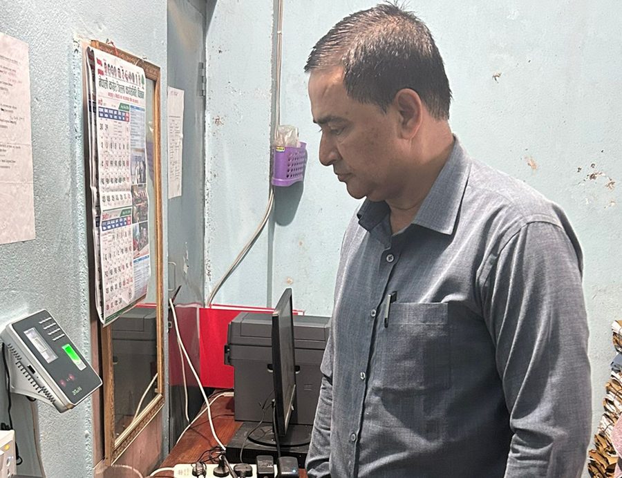 चितवन कांग्रेस विद्युतीय हाजिरीमा अभ्यस्त