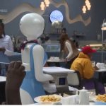 केन्याका रेष्टुरेन्टमा रोबोटले वेटरको काम गर्न थाले, मानिसको रोजगारी के होला?