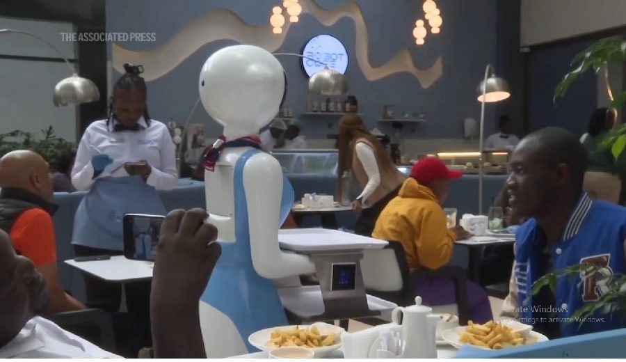 केन्याका रेष्टुरेन्टमा रोबोटले वेटरको काम गर्न थाले, मानिसको रोजगारी के होला?