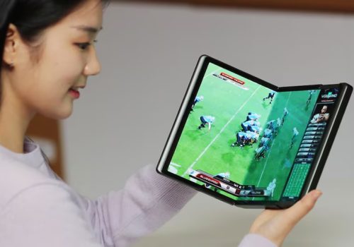 सामसङले रोल गर्न मिल्ने स्मार्टफोन ल्याउने तयारीमा, स्क्रिन लचिलो हुने