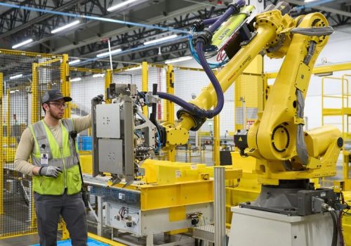 अमेजनले तान्यो एआई रोबोटिक्स स्टार्टअप कोभेरियन्टका संस्थापक र कर्मचारीहरु