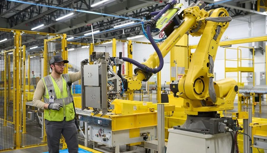 अमेजनले तान्यो एआई रोबोटिक्स स्टार्टअप कोभेरियन्टका संस्थापक र कर्मचारीहरु