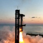 स्पेसएक्स स्टारशिपको पाचौं परीक्षण उडान सफल, ‘मेकानिकल आर्म’ले हावामै समात्यो ‘सुपर हेभी बुस्टर’