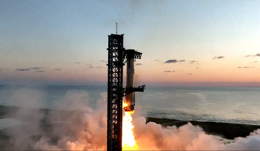 स्पेसएक्स स्टारशिपको पाचौं परीक्षण उडान सफल, ‘मेकानिकल आर्म’ले हावामै समात्यो ‘सुपर हेभी बुस्टर’