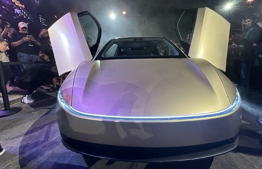 इलन मस्कले घोषणा गरे टेस्ला सेल्फ-ड्राइभिङ साइबरक्याब र रोबोभ्यान