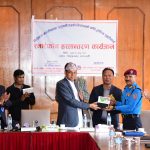 डिजिटल लाइसेन्स नियमनका लागि ट्राफिक प्रहरीलाई स्मार्टफोन