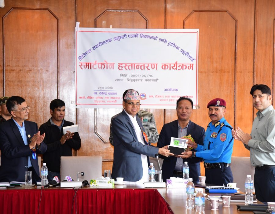 डिजिटल लाइसेन्स नियमनका लागि ट्राफिक प्रहरीलाई स्मार्टफोन