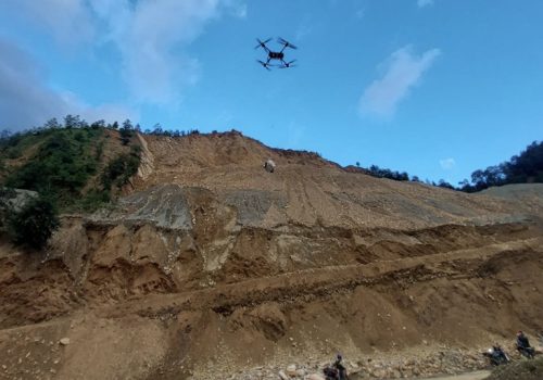 काभ्रेका सडक अवरुद्ध भएका बस्तीमा ड्रोनमार्फत खाद्यान्न पठाइँदै