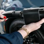 फोर्डद्वारा ईभी मालिकहरूलाई निःशुल्क टेस्ला सुपरचार्जर एडाप्टरहरूको प्रयोग बन्द गर्न आग्रह