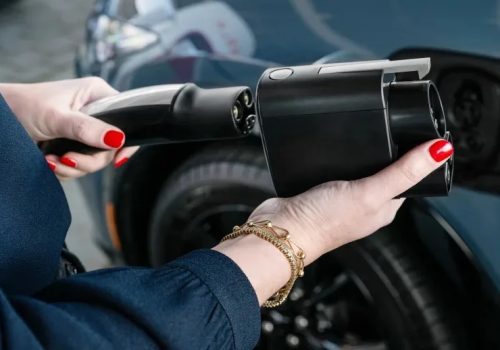 फोर्डद्वारा ईभी मालिकहरूलाई निःशुल्क टेस्ला सुपरचार्जर एडाप्टरहरूको प्रयोग बन्द गर्न आग्रह