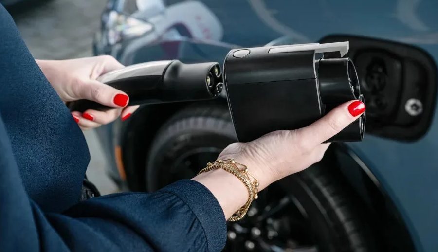 फोर्डद्वारा ईभी मालिकहरूलाई निःशुल्क टेस्ला सुपरचार्जर एडाप्टरहरूको प्रयोग बन्द गर्न आग्रह