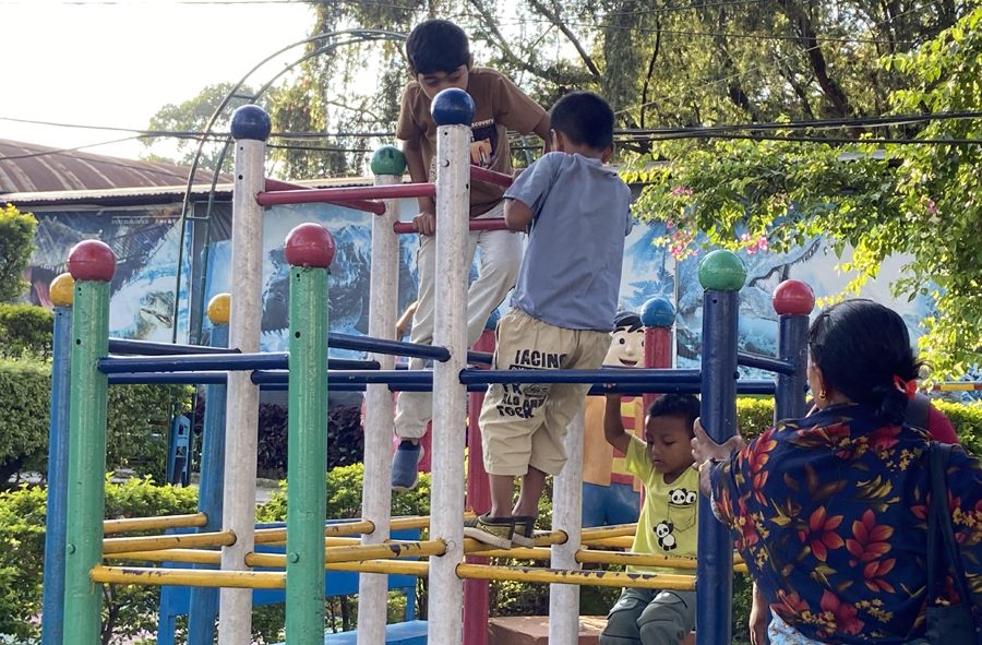 मोबाइलको लतबाट हटाउन बालबालिकालाई ‘फन पार्क’