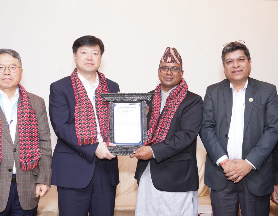 पर्यटनमन्त्री पाण्डेद्वारा चिनियाँ वैज्ञानिक विङडिङ सम्मानित