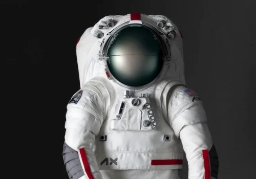 नासाको आर्टेमिस थ्री मिशनका लागि प्राडाद्वारा स्पेससूटको खुलासा