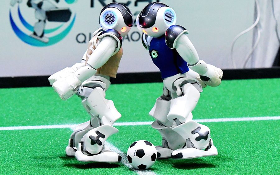 रोबोट फुटबल खेलाडीहरू प्रतिस्पर्धा गर्दै