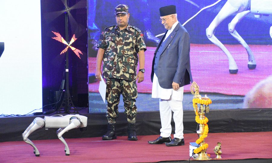 ‘रोबोट डग’को नृत्य हेर्दै प्रधानमन्त्री केपी शर्मा ओली