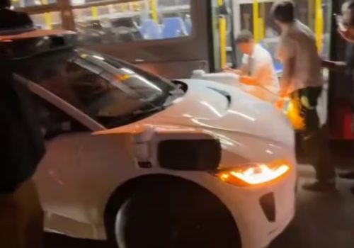 एआईयुक्त रोबोट्याक्सीको दुर्घटना, उद्धार गर्न पुगे स्टार्टअप र भेन्चर क्यापिटलका सीईओहरु