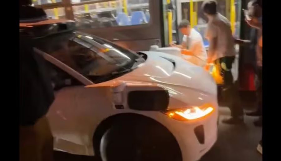 एआईयुक्त रोबोट्याक्सीको दुर्घटना, उद्धार गर्न पुगे स्टार्टअप र भेन्चर क्यापिटलका सीईओहरु