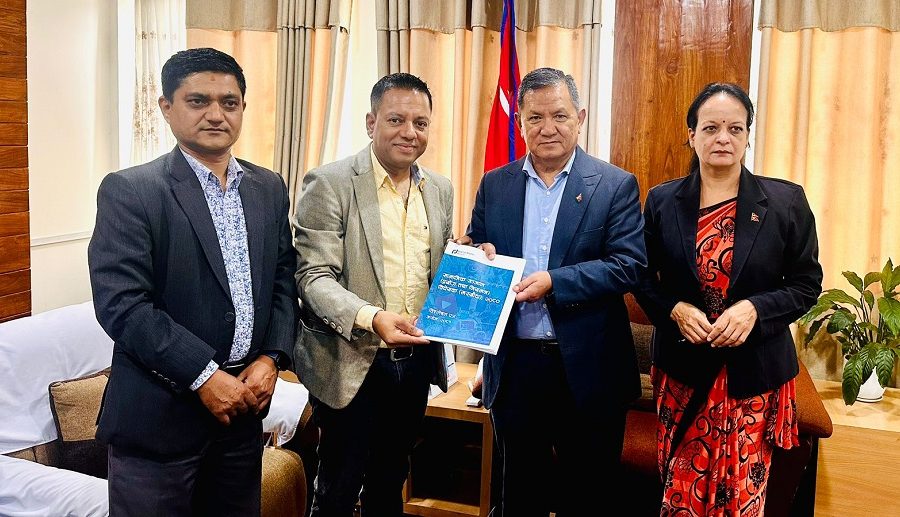 डिजिटल राइट्स नेपालले सञ्चारमन्त्रीलाई बुझायो सामाजिक सञ्जाल विधेयकको विश्लेषण पत्र