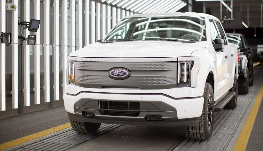 फोर्डले एफ-१५० लाइटनिङ इभीको उत्पादन लगभग दुई महिनाको लागि बन्द गर्दै