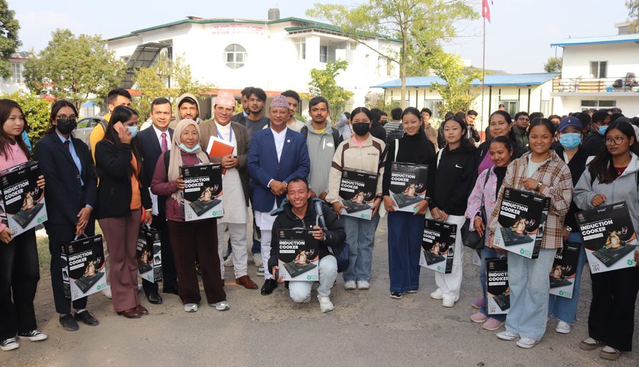 २४ जिल्लाका तीन हजार एक सय ९१ विद्यार्थीलाई विद्युतीय चुल्हो वितरण